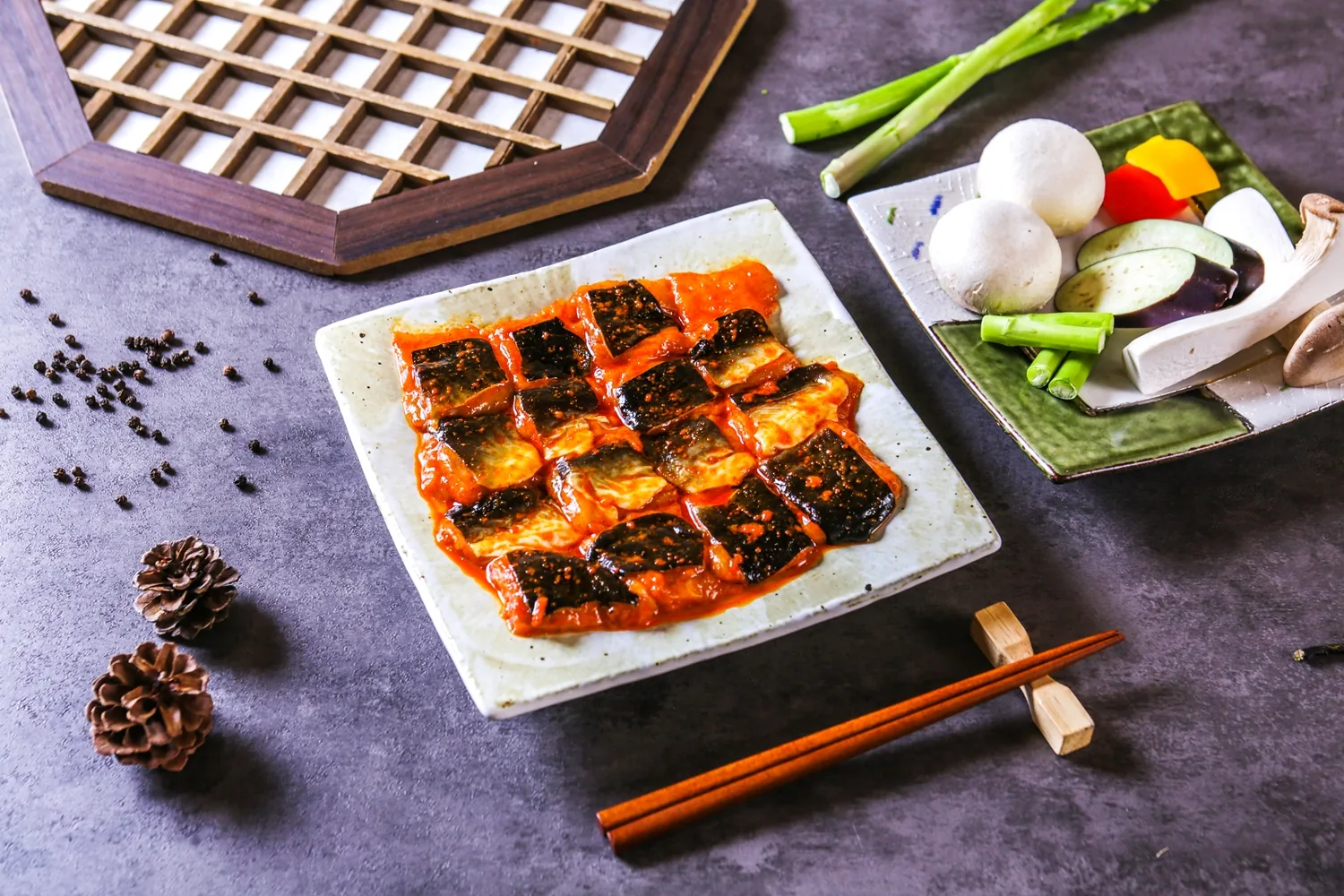 접시에 차려진 미복정 복어 구이 요리